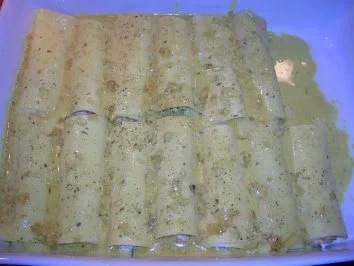 Rezept: Meeresfrüchte-Cannelloni mit Safransoße, dazu italienischer Tomatensalat Bild Nr. 9 Meeresfrüchte-Cannelloni mit Safransoße, dazu italienischer Tomatensalat - Rezept - Bild Nr. 9
