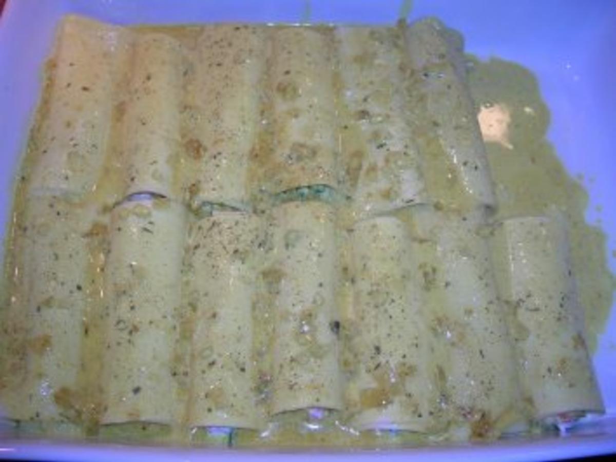 Meeresfrüchte-Cannelloni mit Safransoße, dazu italienischer ...