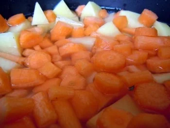 Minihackbraten mit frühlingshaftem Kartoffel-Möhren-Püree und Gemüseschaum - Rezept - Bild Nr. 2