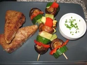 Backfeta mit Gemüse-Grillspießchen und Bärlauchdipp - Rezept