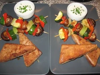 Backfeta mit Gemüse-Grillspießchen und Bärlauchdipp - Rezept - Bild Nr. 3