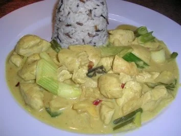 Hähnchenrbust mit Vanille Curry-Sauce an Wildreistürmchen - Rezept