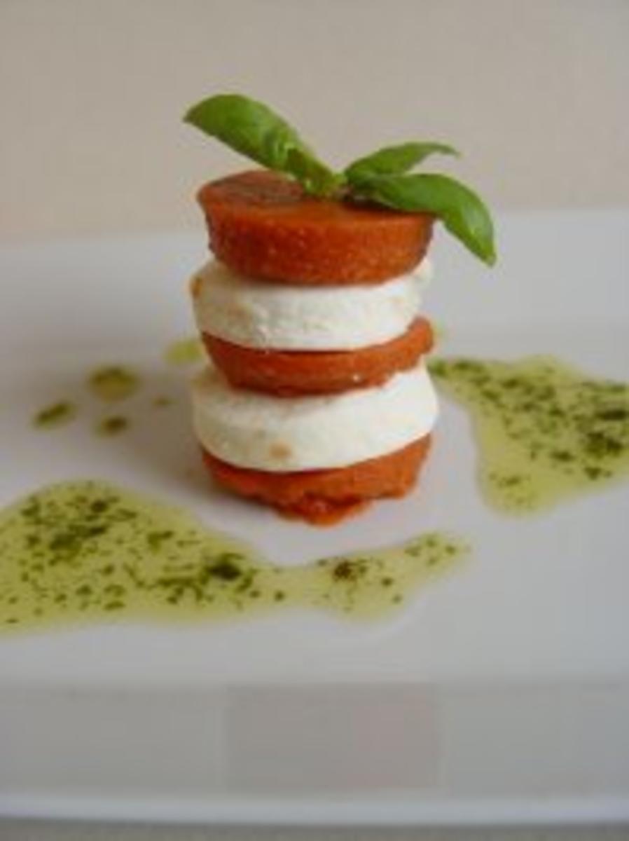 Tomate – Mozzarella mit Basilikumöl - Rezept - kochbar.de