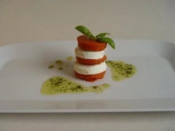 Rezept: Tomate – Mozzarella mit Basilikumöl Bild Nr. 4 Tomate – Mozzarella mit Basilikumöl - Rezept - Bild Nr. 4