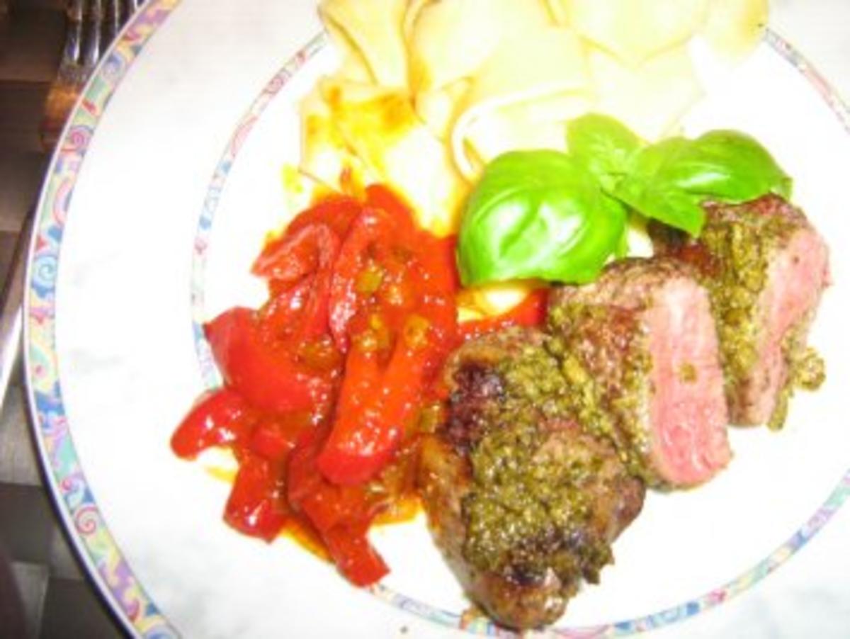 Lammsteaks mit Paprikagemüse an Bandnudeln - Rezept