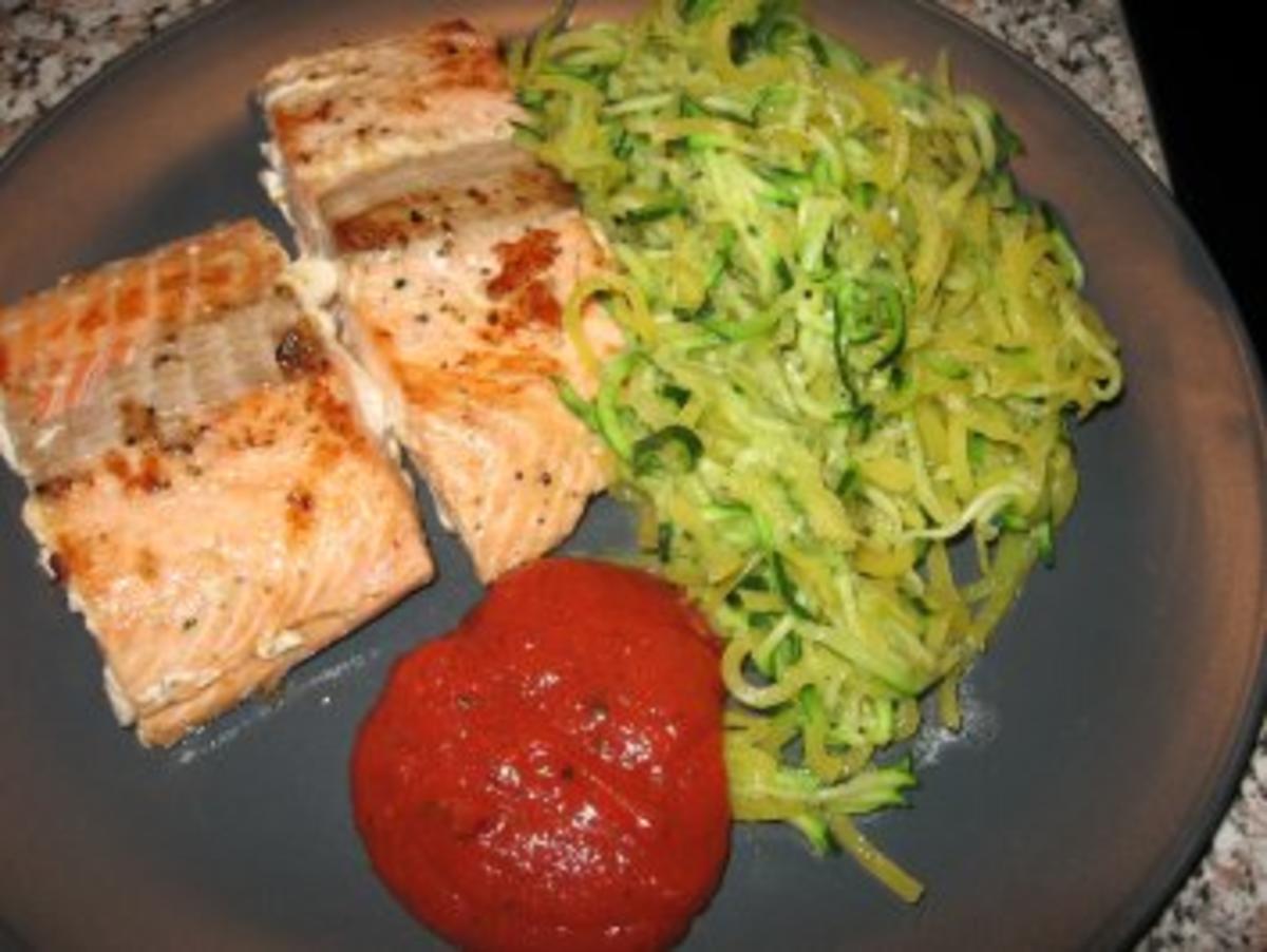 Wildlachs mit Gemüsespaghetti - Rezept - kochbar.de