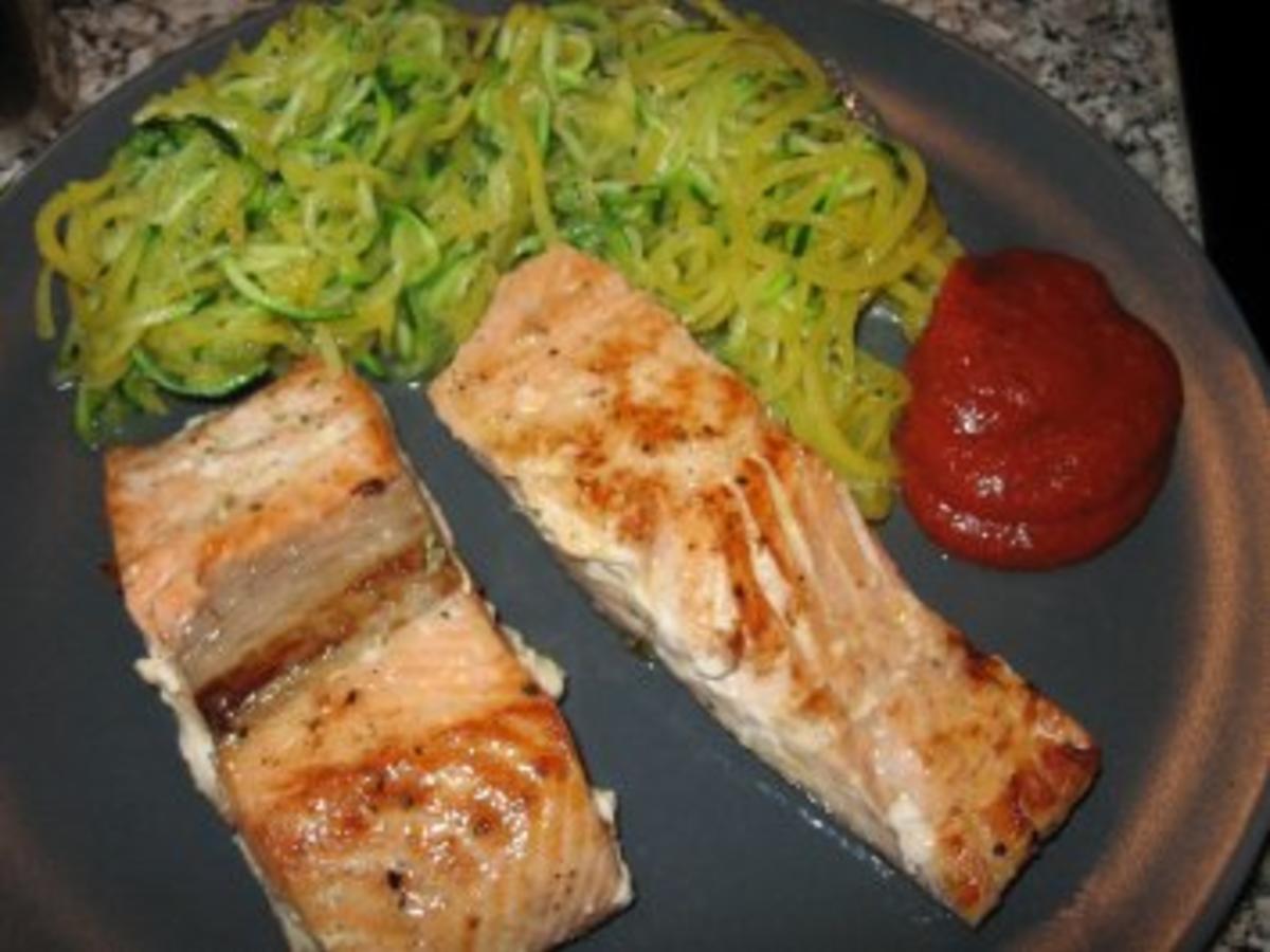 Wildlachs mit Gemüsespaghetti - Rezept - kochbar.de