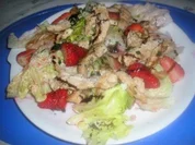 Rezept: Gebratene Putenstreifen auf Blattsalat mit Erdbeeren Gebratene Putenstreifen auf Blattsalat mit Erdbeeren - Rezept