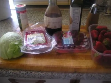 Rezept: Gebratene Putenstreifen auf Blattsalat mit Erdbeeren Bild Nr. 2 Gebratene Putenstreifen auf Blattsalat mit Erdbeeren - Rezept - Bild Nr. 2