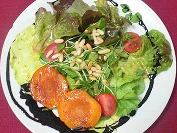 Rezept: Bunter Salat mit gerösteten Pinienkernen und karamellisierten Aprikosen Bunter Salat mit gerösteten Pinienkernen und karamellisierten Aprikosen - Rezept