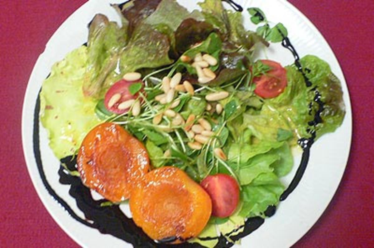 Bunter Salat mit gerösteten Pinienkernen und karamellisierten Aprikosen ...