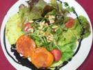 Bunter Salat mit gerösteten Pinienkernen und karamellisierten Aprikosen - Rezept