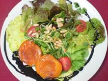 Bunter Salat mit gerösteten Pinienkernen und karamellisierten Aprikosen - Rezept
