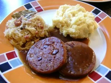 Rezept: BAKLEVERWORST met Zuurkool en Aardappelpuree BAKLEVERWORST met Zuurkool en Aardappelpuree - Rezept