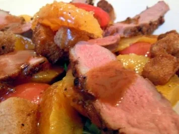 Rosa Entenbrust auf Salat mit Orangenfilets und Croutons - Rezept