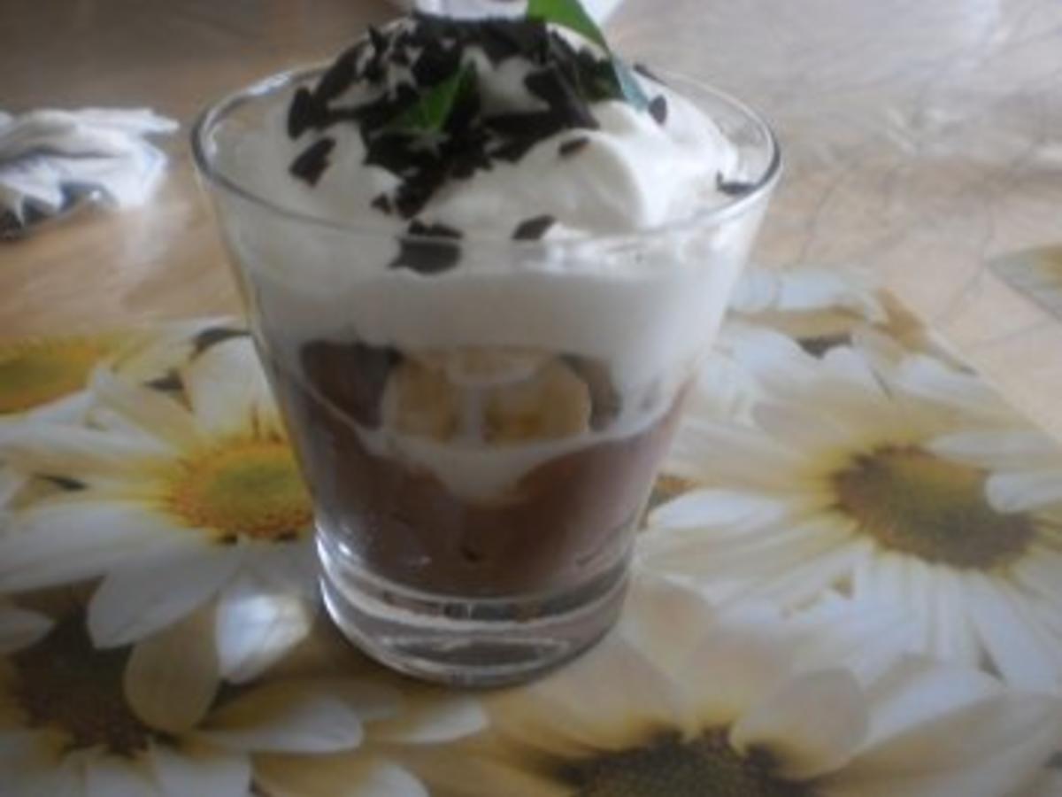 Schokoladendessert mit Schokoladenpudding-Pulver mit Mandeln und ...