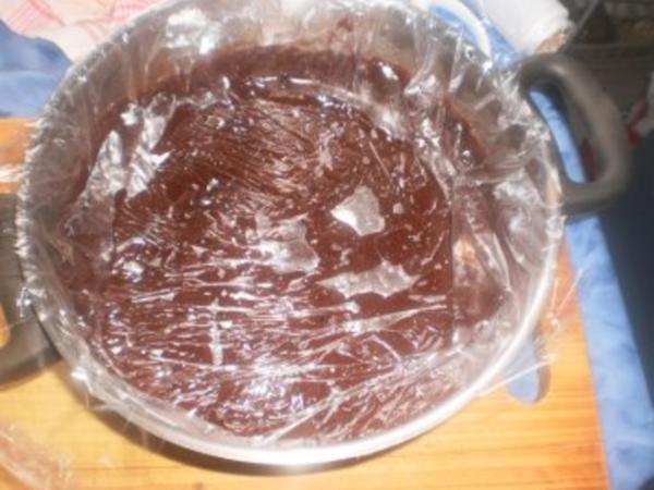 Schokoladendessert mit Schokoladenpudding-Pulver mit Mandeln und ...