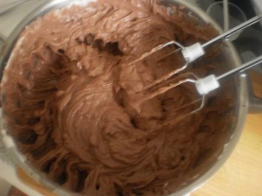 Schokoladendessert mit Schokoladenpudding-Pulver mit Mandeln und ...