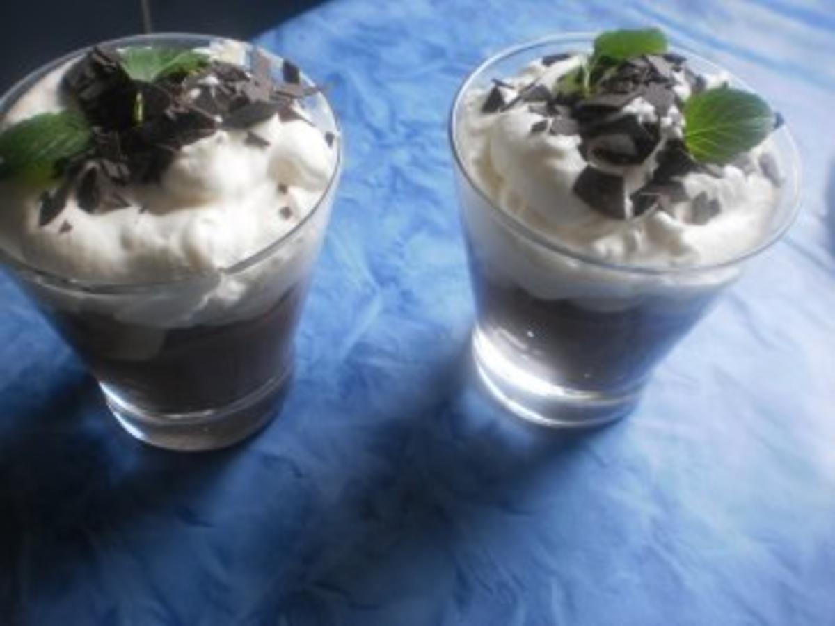 Schokoladendessert mit Schokoladenpudding-Pulver mit Mandeln und ...