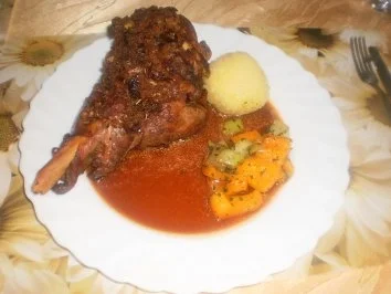 Putenkeulen mit Paprika-Sellerie-Gemüse und Klößen - Rezept