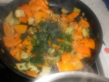 Putenkeulen mit Paprika-Sellerie-Gemüse und Klößen - Rezept - Bild Nr. 14