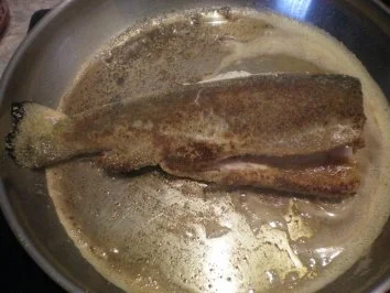 Rezept: Forelle "Müllerin" mit Petersilienkartoffeln und Salat Bild Nr. 5 Forelle "Müllerin" mit Petersilienkartoffeln und Salat - Rezept - Bild Nr. 5