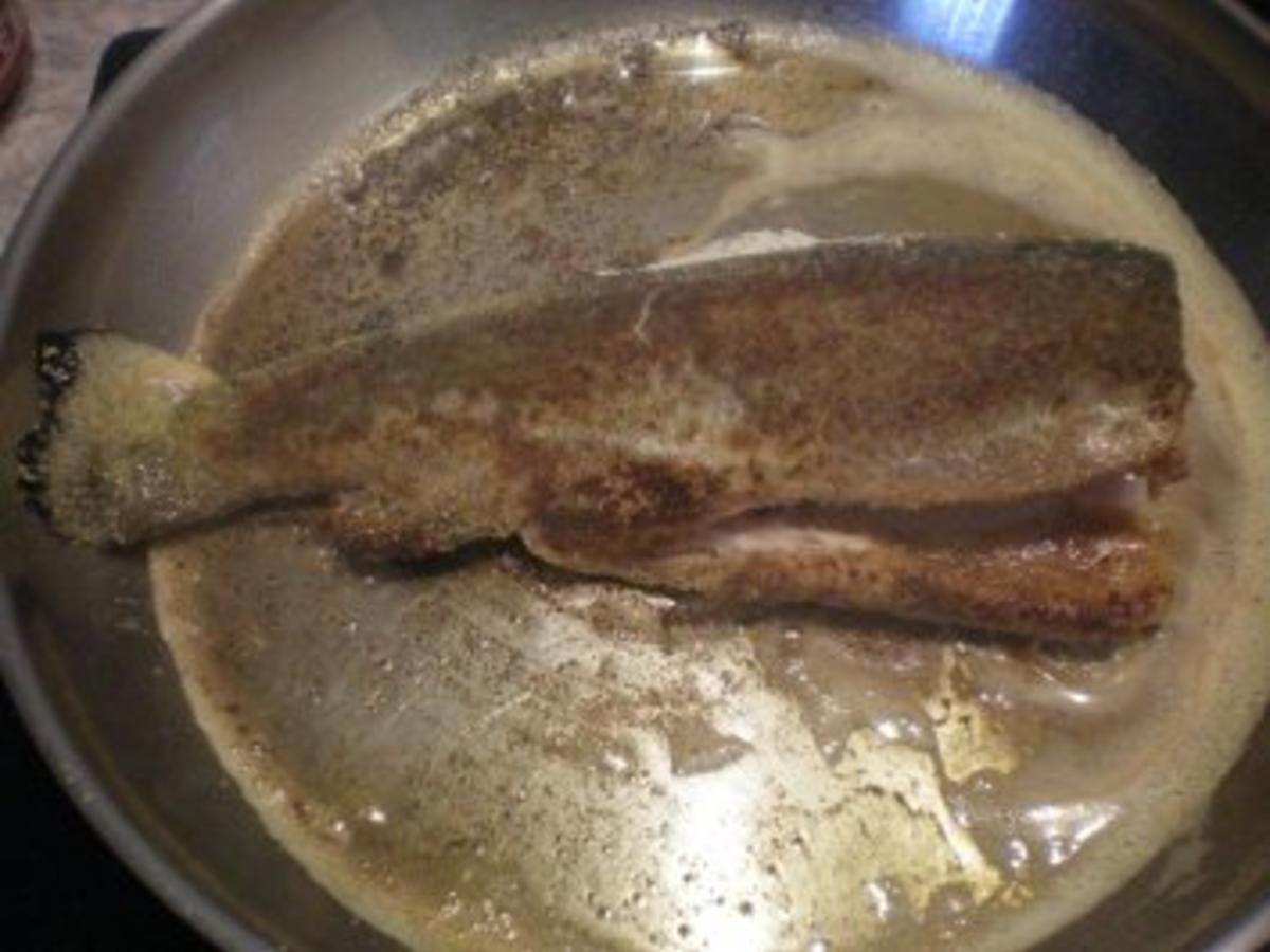 Forelle &amp;quot;Müllerin&amp;quot; mit Petersilienkartoffeln und Salat - Rezept