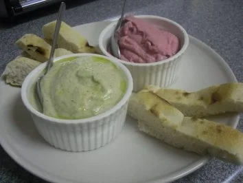 Rezept: Rote Bete Hummus & Baba Ghanoush mit Pita Brot Rote Bete Hummus & Baba Ghanoush mit Pita Brot - Rezept