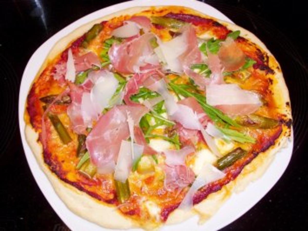 Pizza: Spargelpizza mit Tomaten-Hollandaise - Rezept