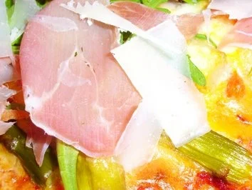 Pizza: Spargelpizza mit Tomaten-Hollandaise - Rezept - Bild Nr. 5