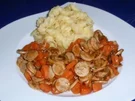 Bratwurst-Gulasch mit Nudeln - Rezept