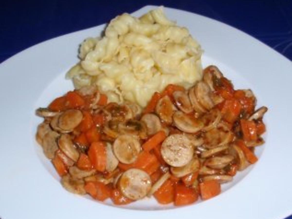 Bratwurst-Gulasch mit Nudeln - Rezept mit Bild - kochbar.de