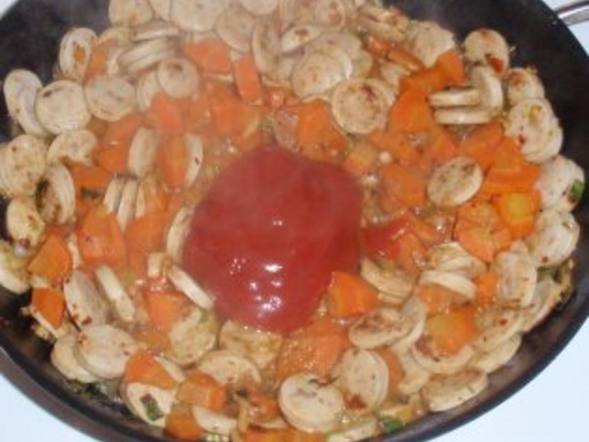Bratwurst Gulasch mit Nudeln - schnell &amp; einfach - 222 kcal/100g