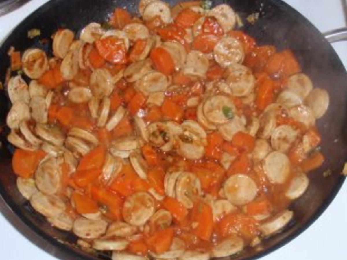 Bratwurst Gulasch mit Nudeln - schnell &amp; einfach - 222 kcal/100g