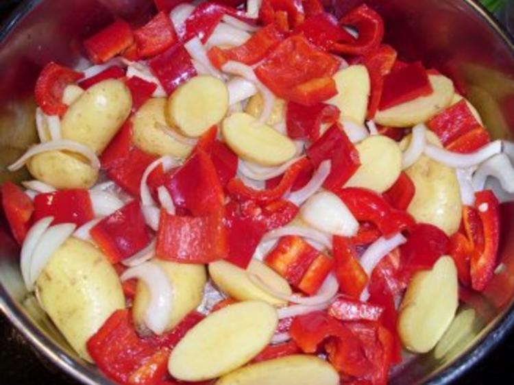 Fleisch: Hähnchenschenkel auf Paprika-Kartoffel-Gemüse - Rezept ...