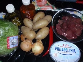 Bratkartoffeln mit Geflügelleber und Eisbergsalat - Rezept - Bild Nr. 2