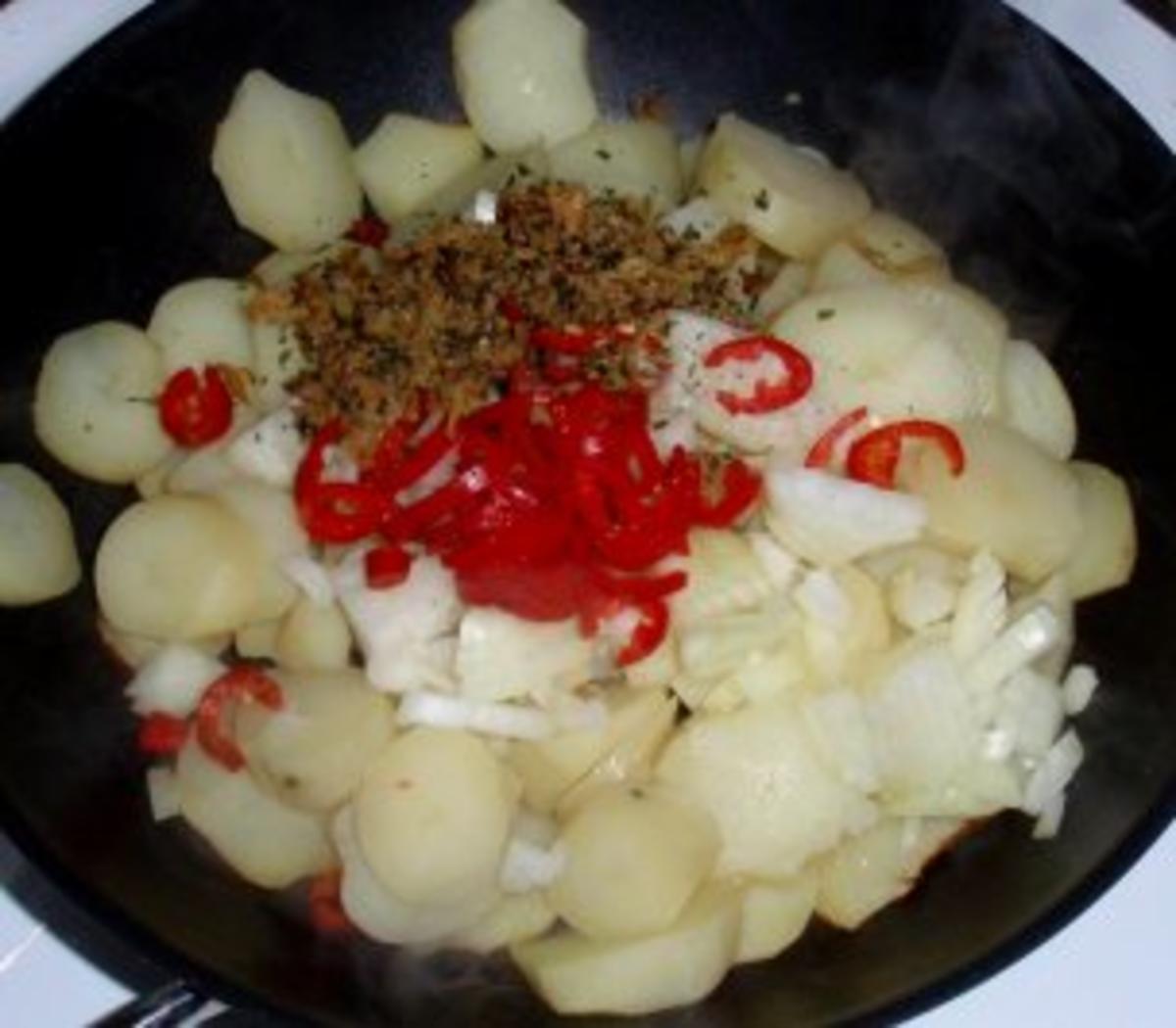 Bratkartoffeln mit Geflügelleber und Eisbergsalat - Rezept - Bild Nr. 3