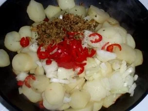 Bratkartoffeln mit Geflügelleber und Eisbergsalat - Rezept - Bild Nr. 3