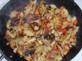 Bratkartoffeln mit Geflügelleber und Eisbergsalat - Rezept - Bild Nr. 4