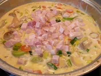 Pfannengericht: Porree - Würstchen -  Käseragout - Rezept