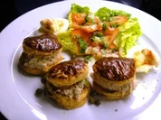 Thonsalat im Blätterteig mit Tomaten-Kopfsalat EURO 5,55 für 4 Pers. - Rezept