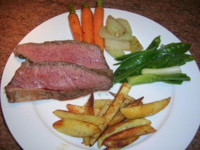 Roastbeef mit Bouillon Gemüse, Kartoffelstäbchen und Zitronen Aioli ...