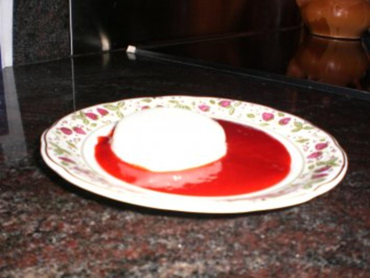 Vanillepudding mit Erdbeersößchen - Rezept