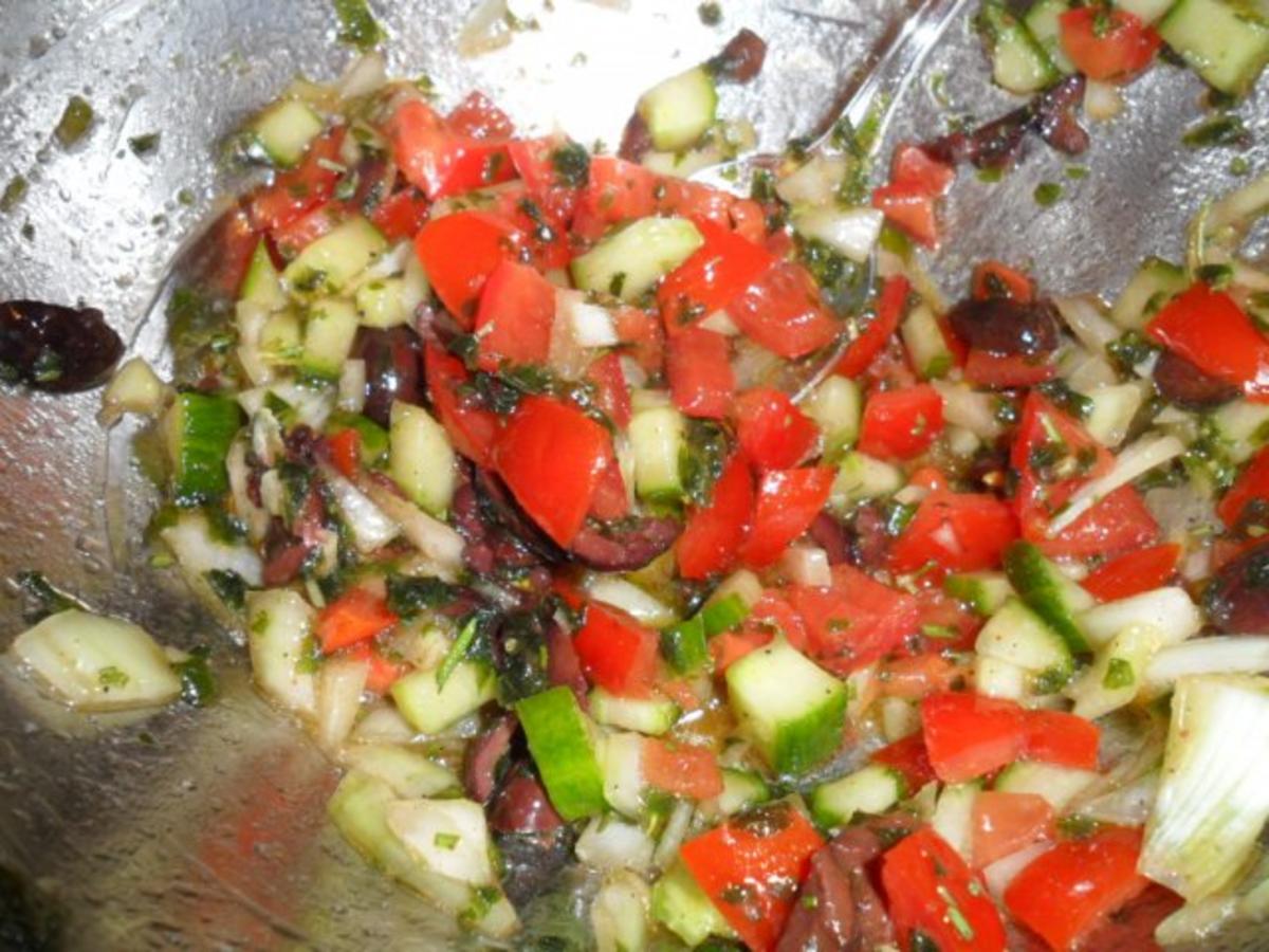 Halloumi gegrillt auf Rucola mit Gurken Tomaten - Rezept - Bild Nr. 4