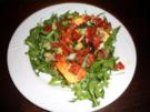 Halloumi gegrillt auf Rucola mit Gurken Tomaten - Rezept