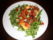 Rezept: Halloumi gegrillt auf Rucola mit Gurken Tomaten Halloumi gegrillt auf Rucola mit Gurken Tomaten - Rezept