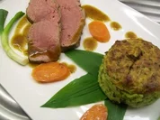 rosa Kalbsrücken/ Kartoffel-Bärlauch-Soufflé/Marktgemüse/Kalbs-Jus - Rezept