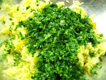 rosa Kalbsrücken/ Kartoffel-Bärlauch-Soufflé/Marktgemüse/Kalbs-Jus - Rezept - Bild Nr. 6