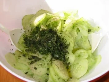 Gurkensalat wie er mir schmeckt - Rezept - Bild Nr. 3