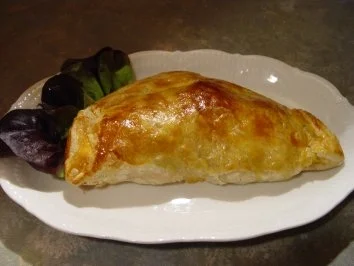 Blätterteig-Calzone gefüllt mit Hackfleisch - Rezept